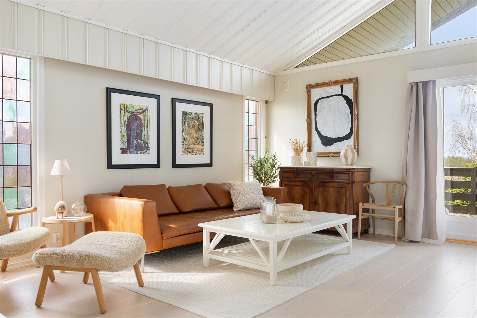 De store vindusflatene slipper inn rikelig med naturlig lys. Galleribilde