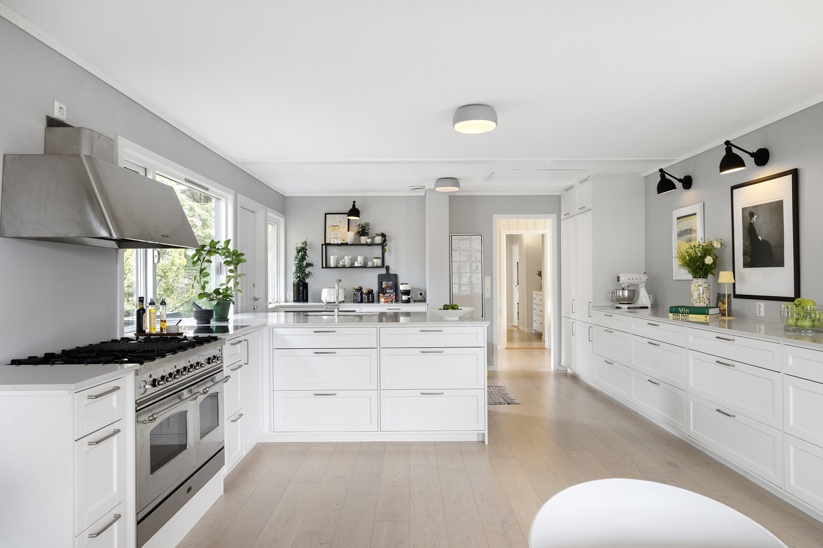 Pent og stilrent kjøkken med flott innredning fra Kvik. Galleribilde