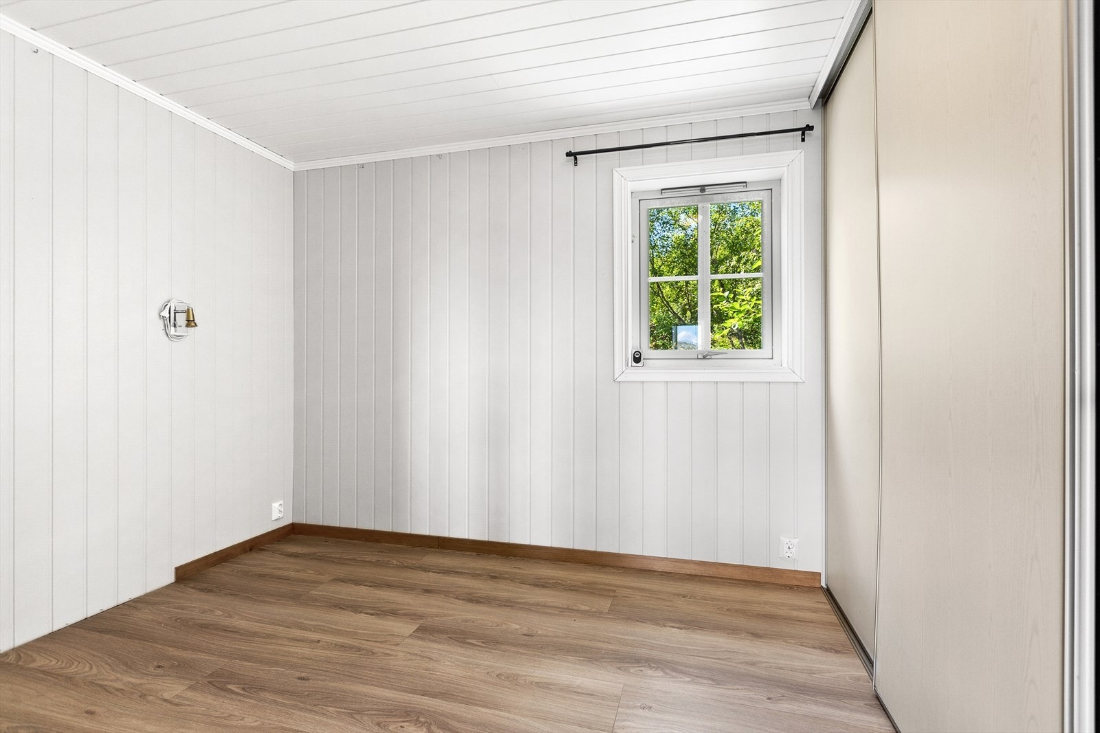 Plass til en stor dobbeltseng og rom nok til et større garderobeskap. Galleribilde