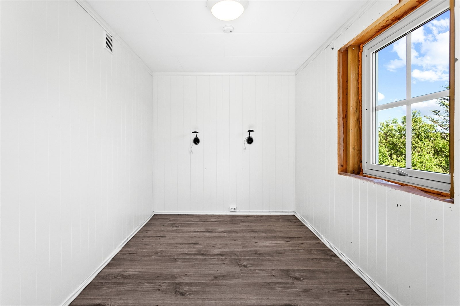 Romslig og praktisk soverom. Galleribilde