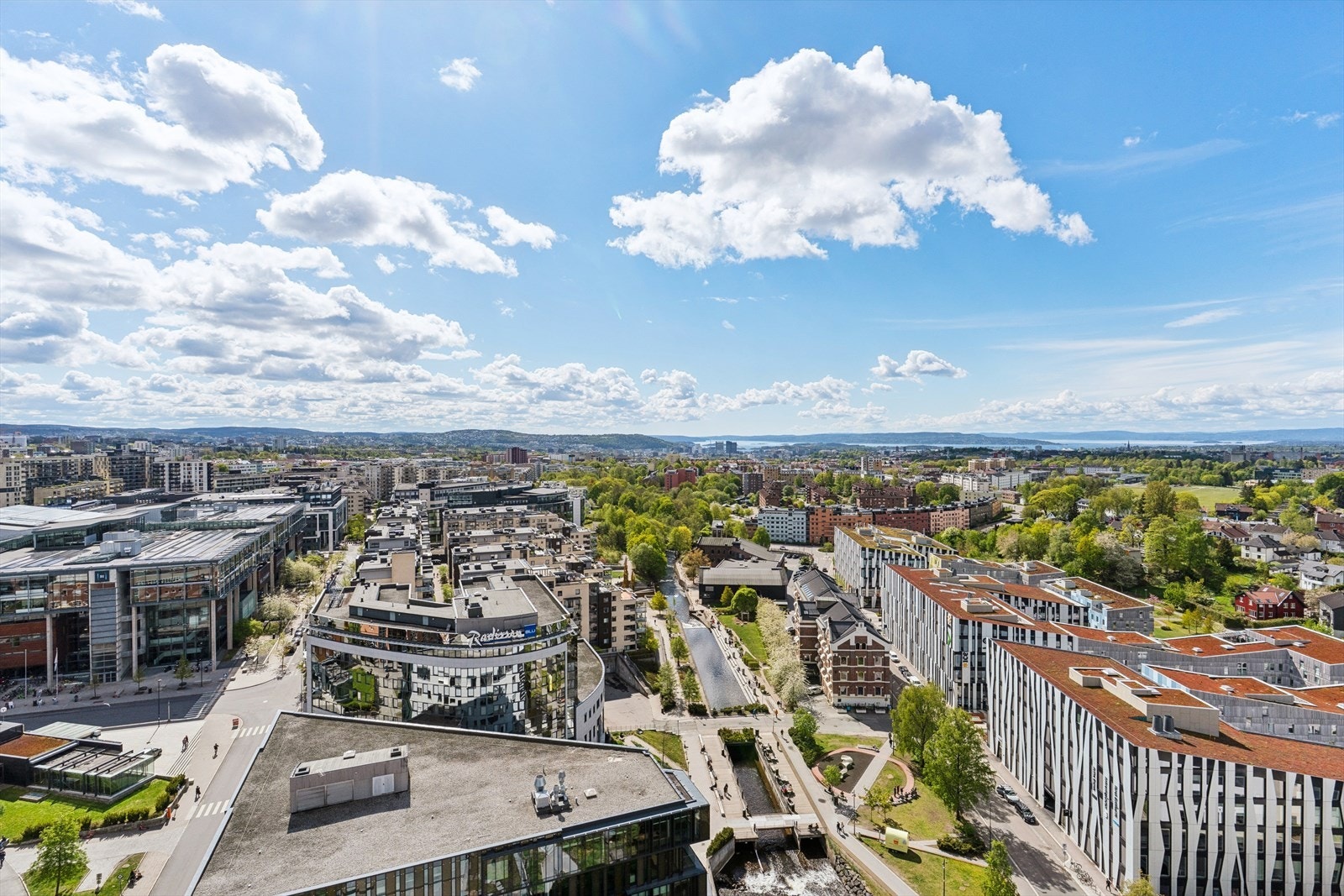 Storslått utsikt med lang horisont og flotte lysforhold gjennom hele dagen Galleribilde
