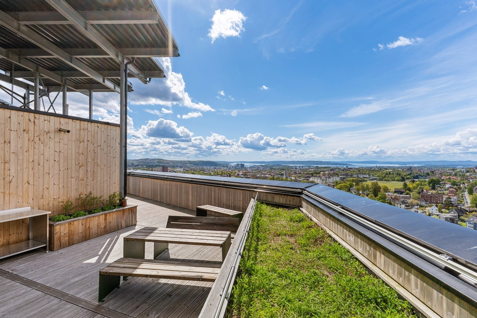 Hvis man ikke får nok av utsikten fra leiligheten kan den også nytes fra byggets felles takterrasse. Her ser man hele byen! Galleribilde