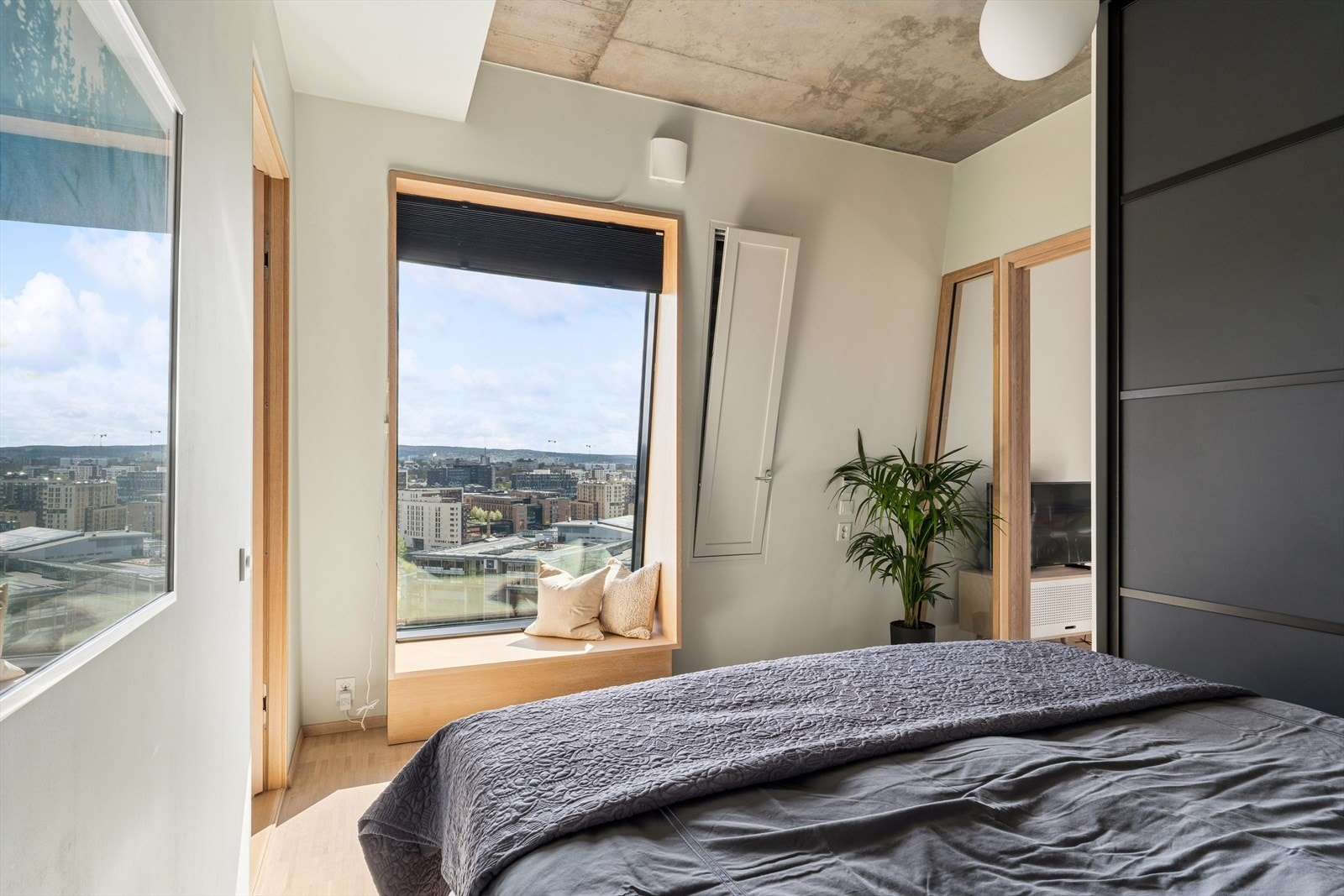 I vinduskarmen kan man usjenert nyte utsikten over Oslo by Galleribilde