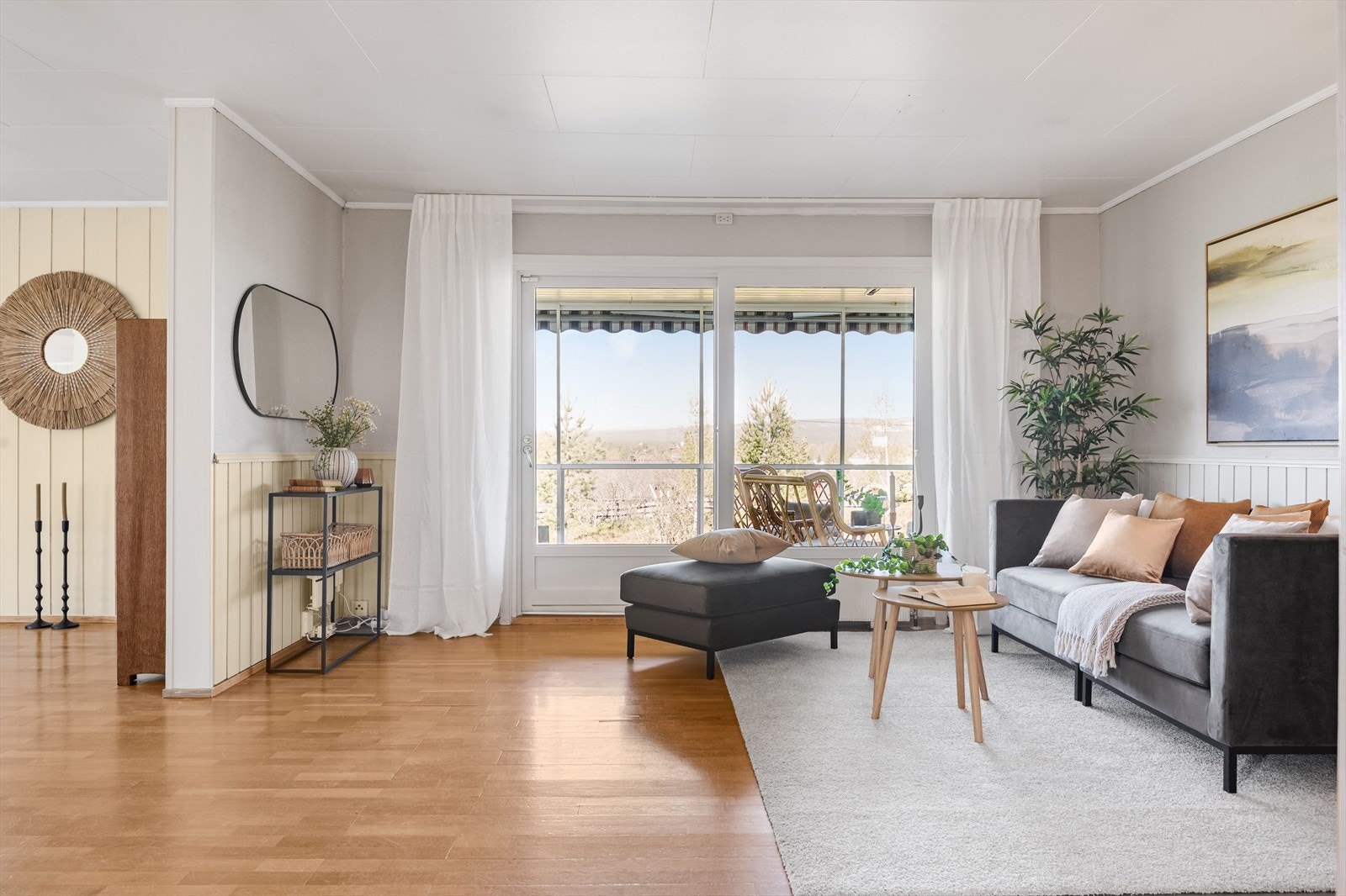 Boligen har en god planløsning med stor stue, separat kjøkken, 3 soverom, baderom og toalettrom i 1. etasje. Galleribilde
