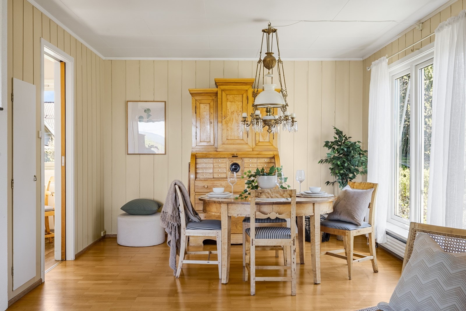 Boligen varmes opp i hovedsak radiatorer, tilkoblet varmepumpe væske-vann. Væske-vann varmepumpe og akkumulatortank i kjeller. En meget kostnadsbesparende oppvarming. Galleribilde