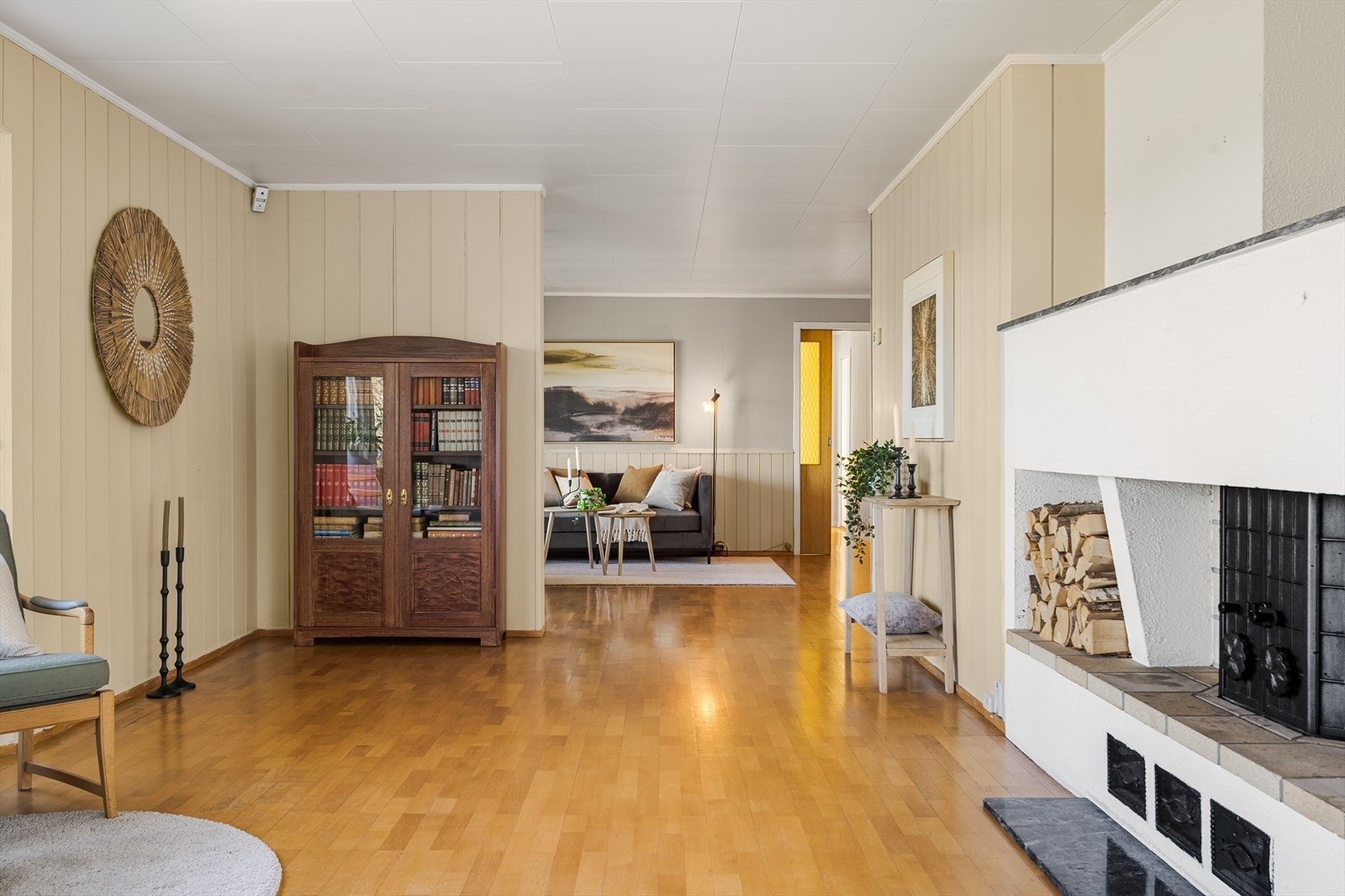 Stuen har parkett på gulv og panel på veggene malt i en fin lys farge. Galleribilde