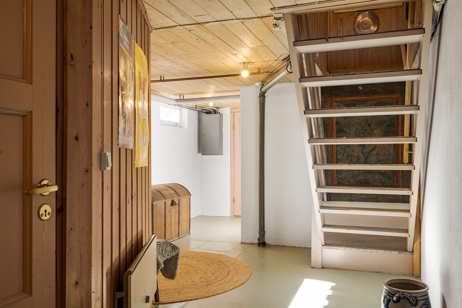 tillegg er det full kjeller som er innredet med 2 soverom, toalettrom, vaskerom og boder. Galleribilde