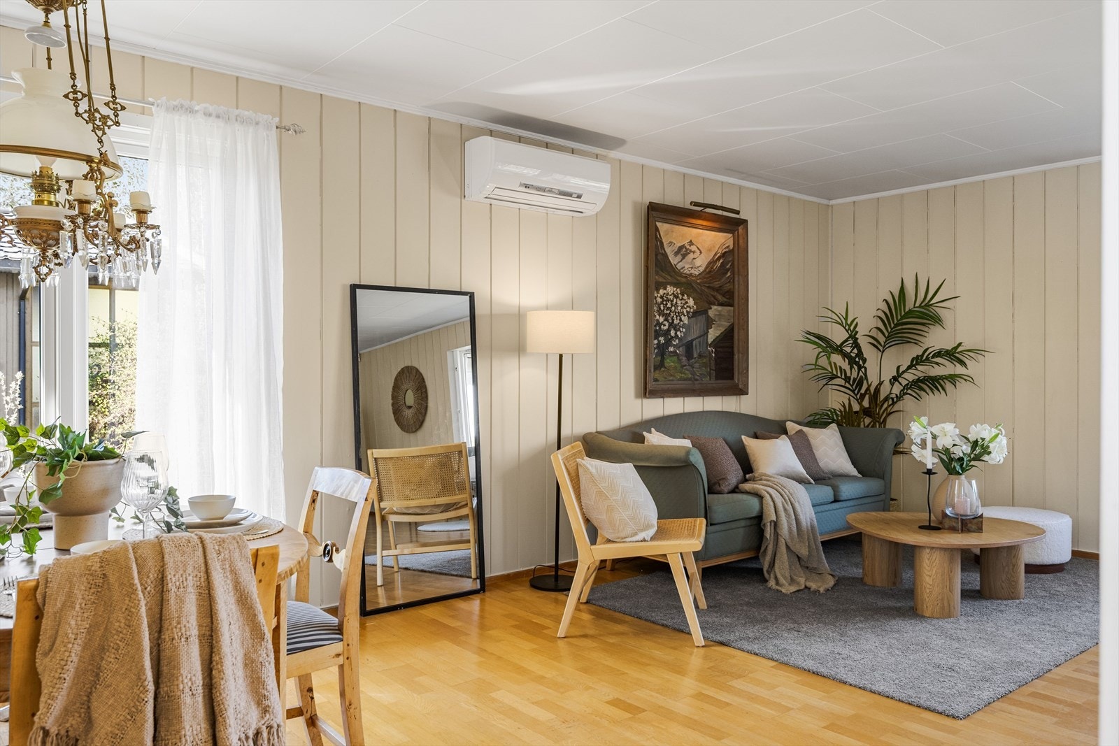 Det er montert luft-til-luft varmepumpe fra 2008 som sørger for en god og jevn kjøling på sommerstid. Galleribilde