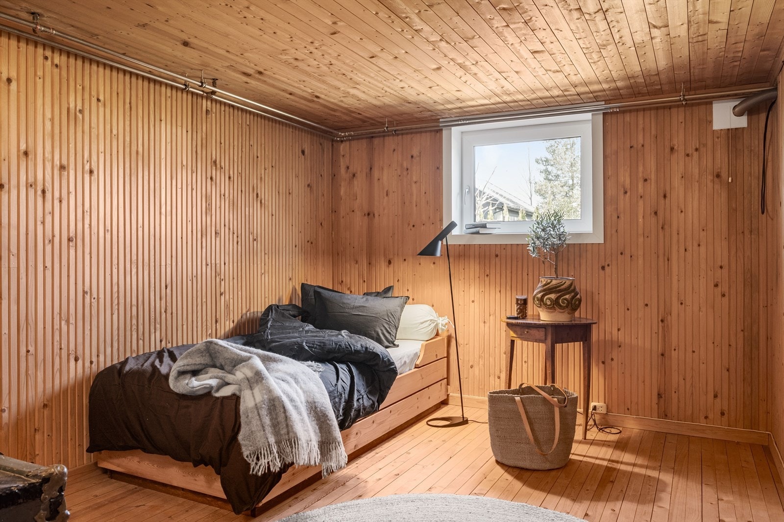 Innredet soverom i kjelleren. Galleribilde