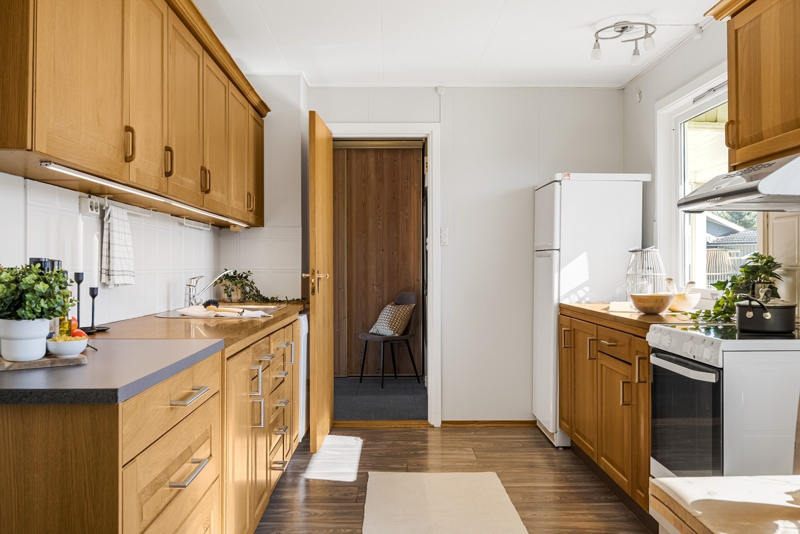Velholdt kjøkkeninnredning fra 1990-tallet med god skap- og benkeplass. Innredningen har profilerte fronter og laminert benkeplate med nedfelt oppvaskkum. Galleribilde