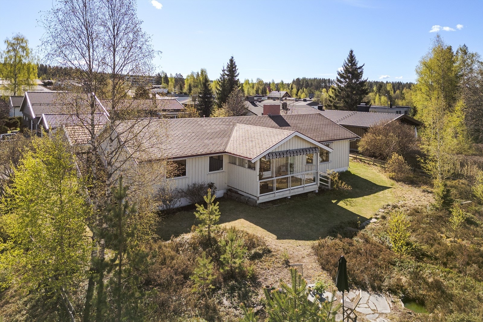 En stor og koselig eiendom på ca. 1 658m² som er bebygd med velholdt enebolig fra 1968 og en dobbelgarasje fra 1968/88. Galleribilde