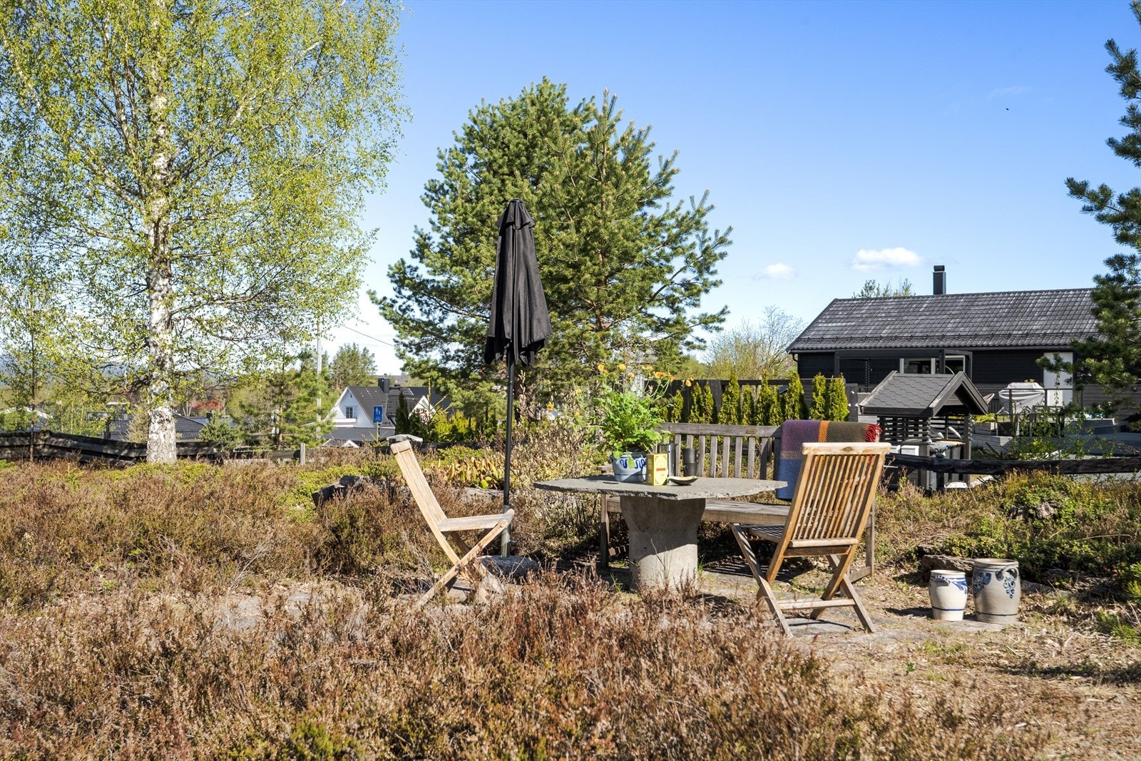 Solrik steinbelagt uteplass i hagen. Galleribilde
