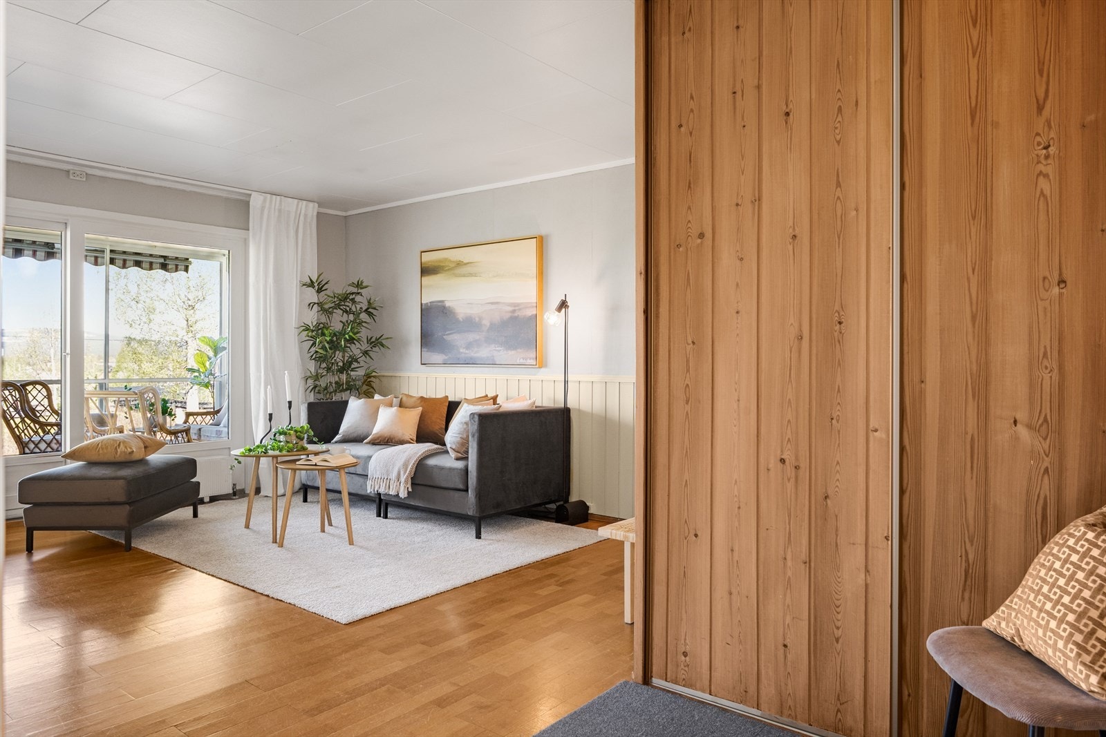 I gangen er det god oppbevaringsplass i stor plassbygget skyvedørsgarderobe, samt i innebygd garderobeskap. Galleribilde