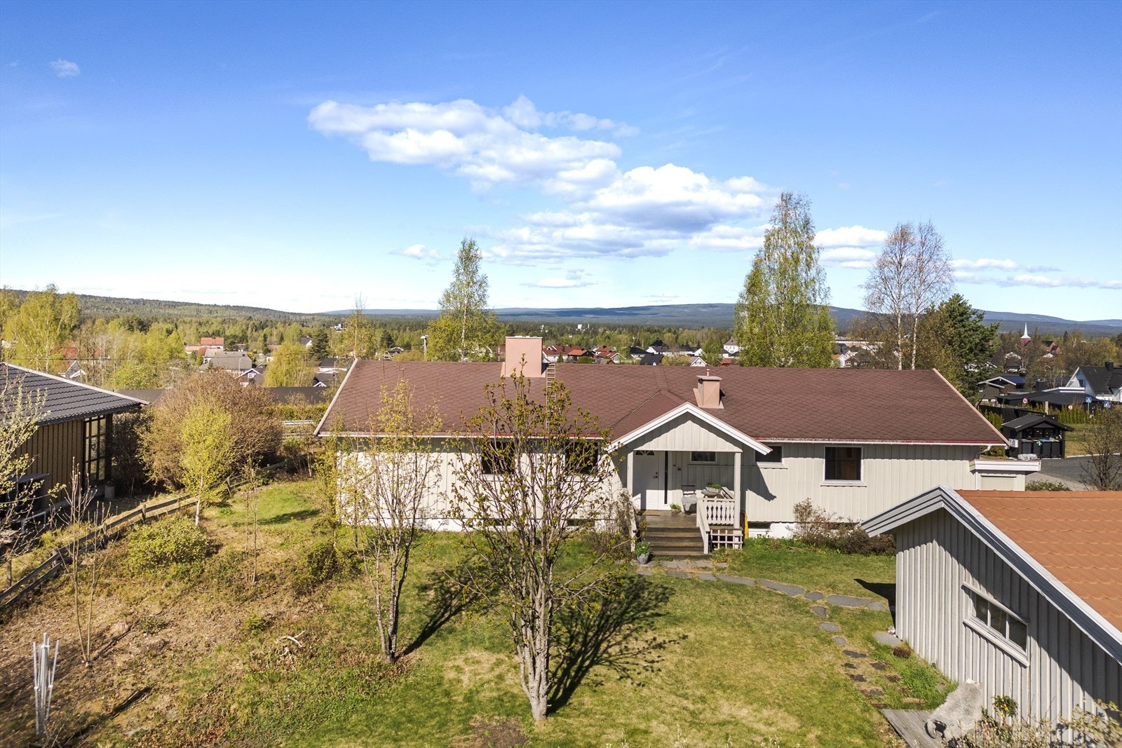 Nærheten til friluftsområdet Svartholtet for fot- og sykkelturer. Kort vei til Norsk Skogmuseum ved Glomma med flere forskjellige aktiviteter. Galleribilde