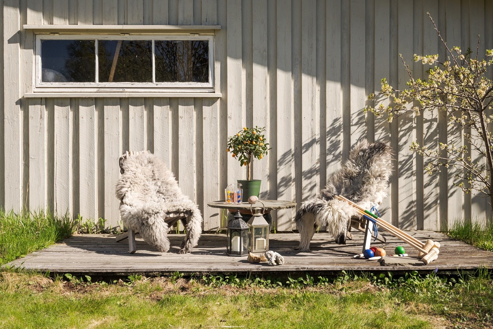Bak garasjen er det en solrik terrasseplatting mot syd. Galleribilde