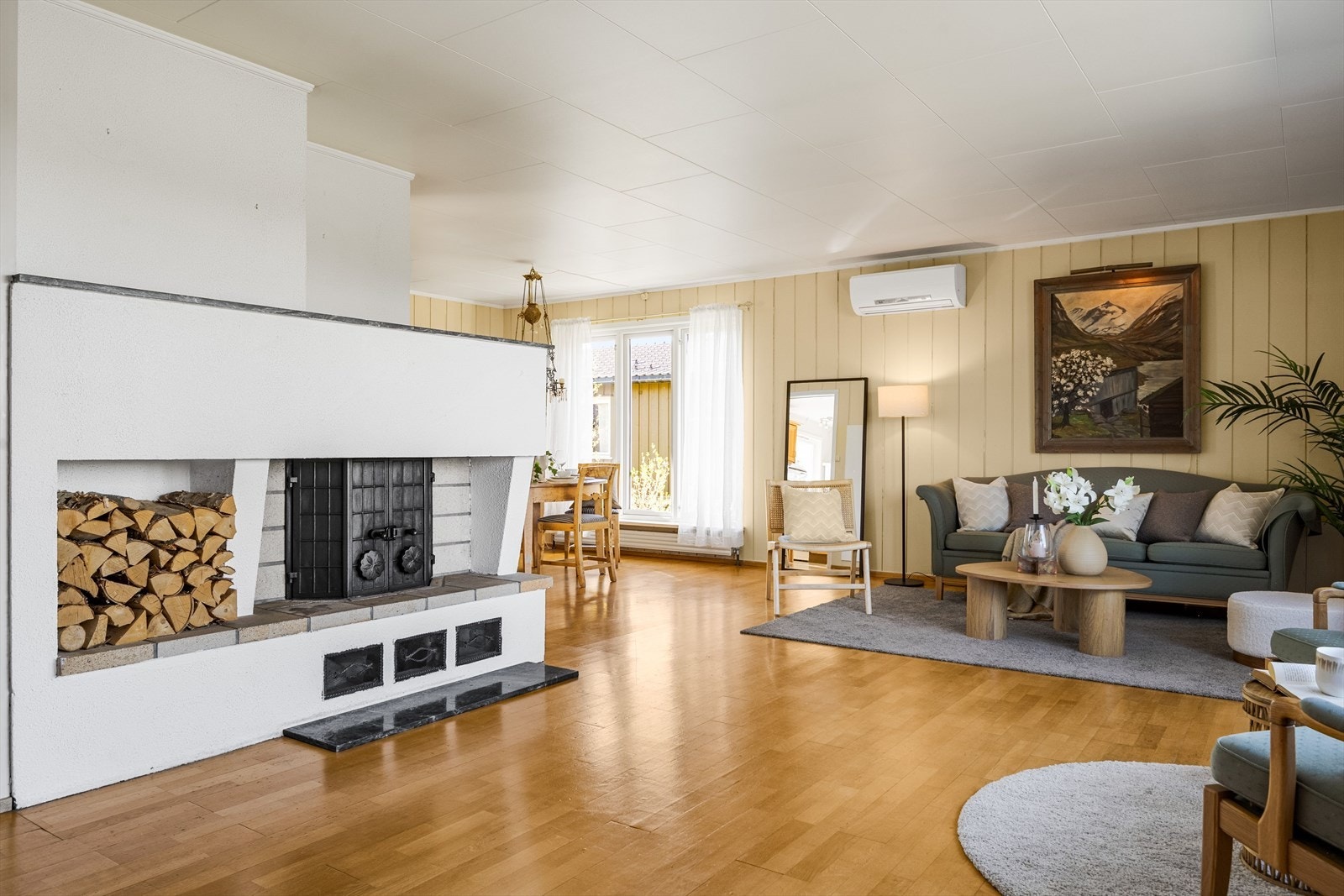 I stuen er det også en flott murt peis med peisinnsats som bidrar til ekstra hygge. Galleribilde
