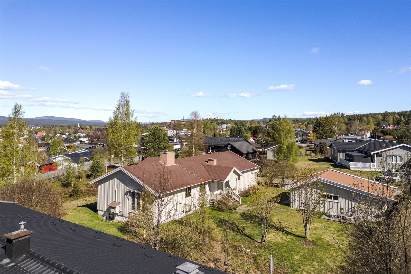 Eiendommen ligger i et etablert boligområde på Fjeldsetlia med nærhet til friluftsområder i Svartholtet. Kort avstand til Kiwi Fjeldset, barnehager og skoler, samt ca. 1,4 km til Elverum sentrum med alle byfasiliteter. Galleribilde