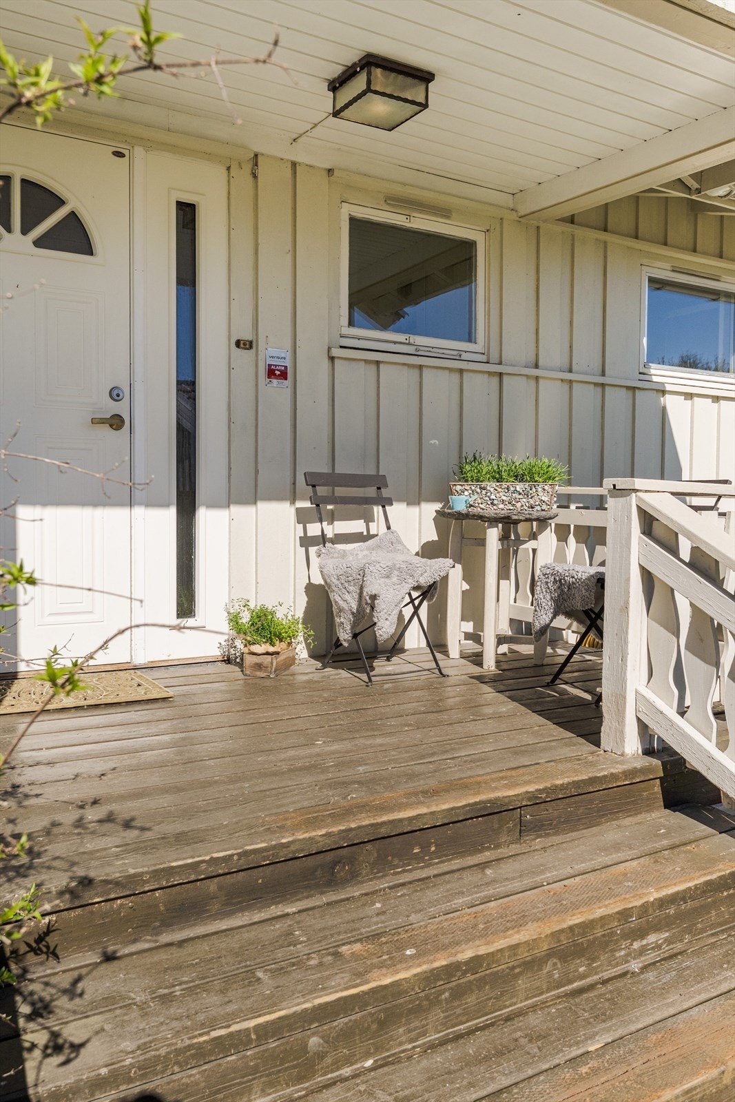 Du ønskes velkommen inn via en hyggelig overbygget veranda på ca. 5m². Beliggenheten mot øst sørger gjør dette til den perfekte plassen for morgenkaffen i solen. Galleribilde