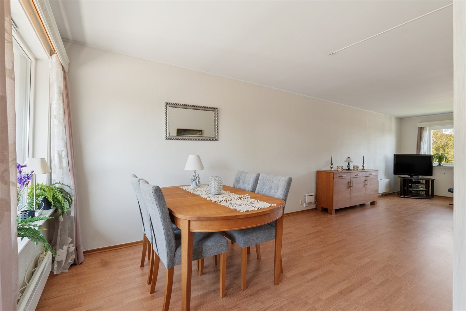 Gjennomgående og lys stue med plass til både sofamøblement og spisegruppe. Galleribilde