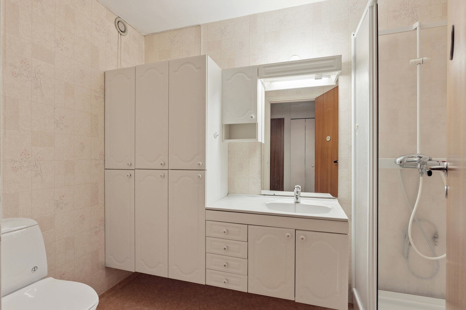 Badet har godt med skapplass og opplegg for vaskemaskin. Galleribilde