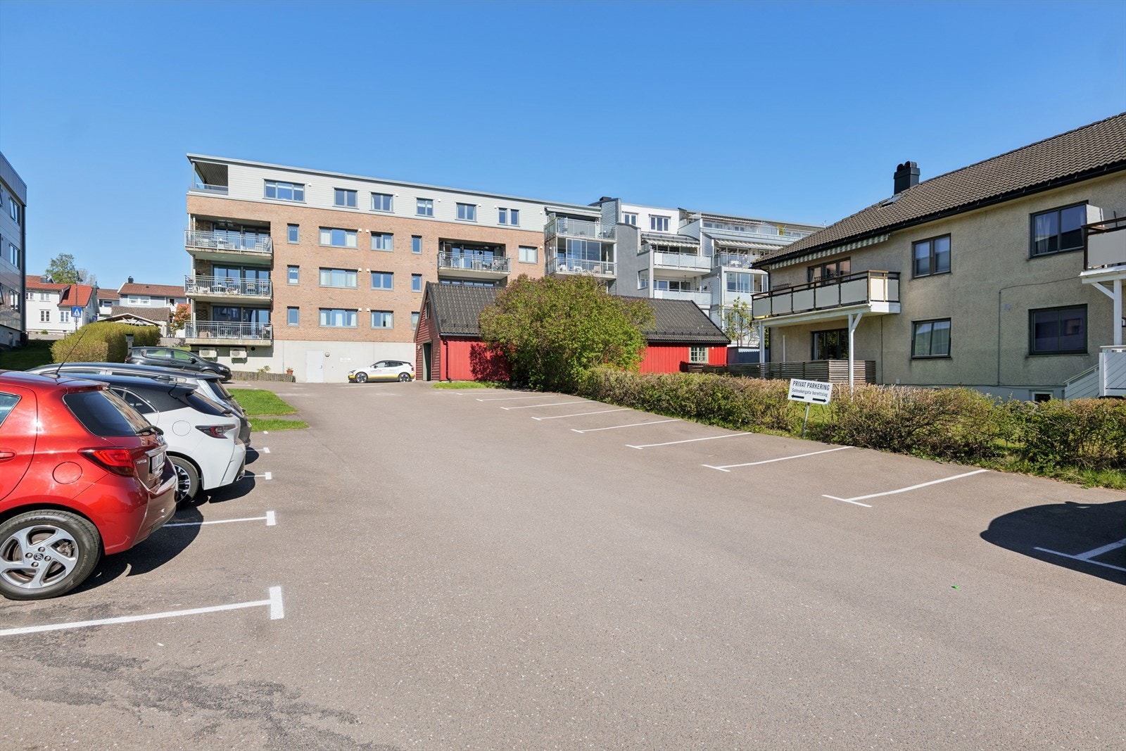 Borettslaget har godt med parkeringsplasser Galleribilde