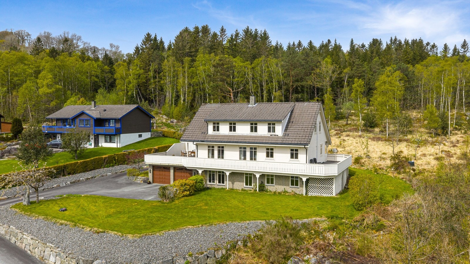 Pent opparbeidet tomt med flott natursteinsmur som rammer inn hagen med god boltreplass for familien. Galleribilde