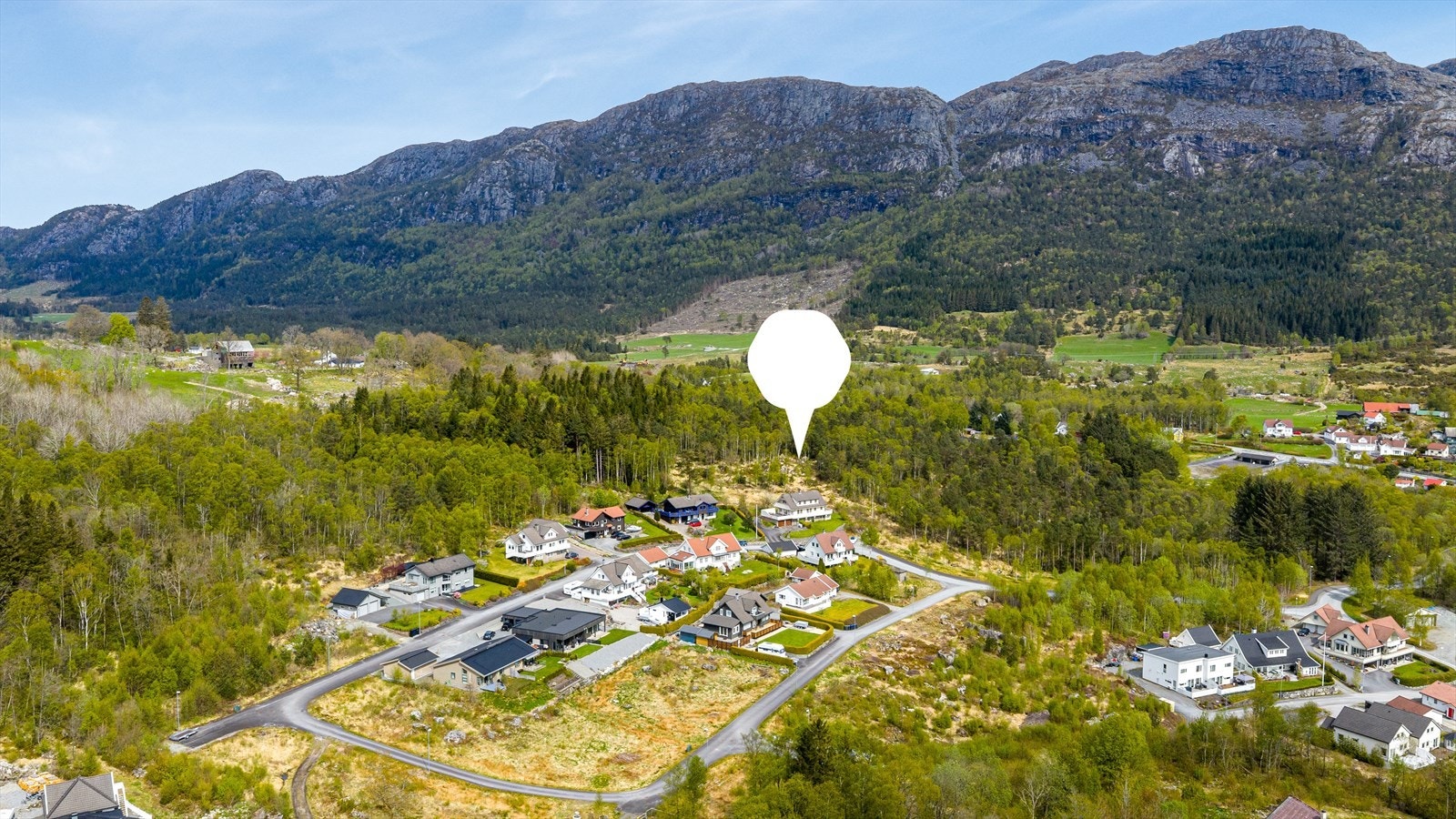 Boligen grenser mot nord og øst til områder regulert til LNF-formål (landbruks-, natur- og friluftsområde) samt friområde i kommuneplanen. Dette bidrar til å skape en skjermet og rolig atmosfære, hvor naturen blir en naturlig forlengelse av eiendommen. Galleribilde