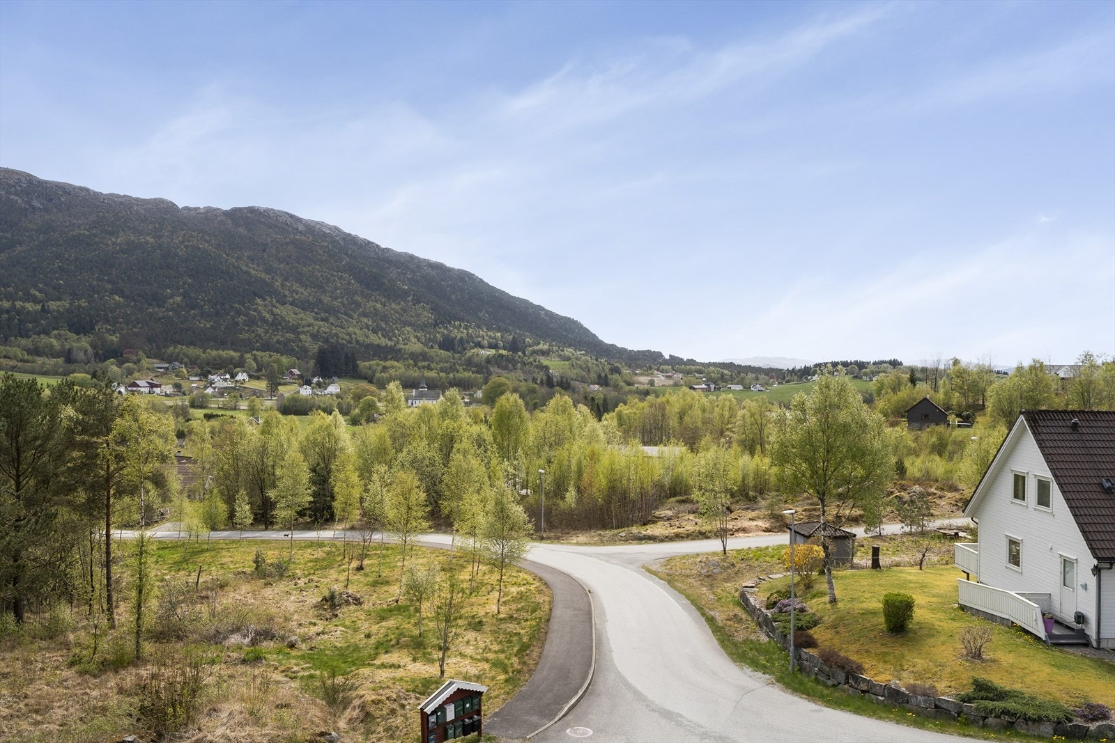 Eiendommen ligger på en usjenert endetomt med fantastisk utsikt over det vakre fjordlandskapet, Ålfjorden, omkringliggende fjell og naturskjønne omgivelser. Galleribilde
