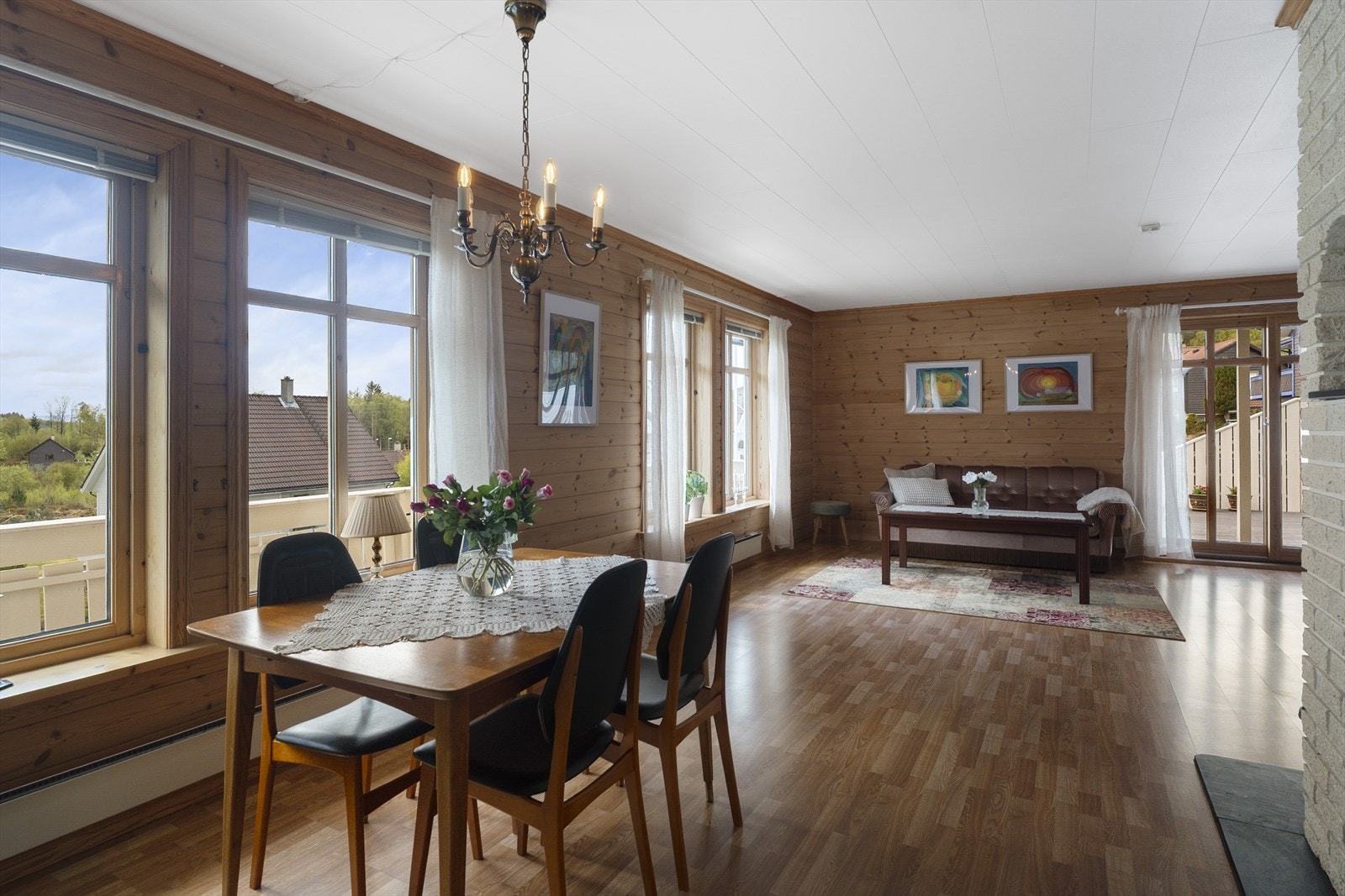 Store vindusflater slipper inn rikelig med naturlig lys. Galleribilde