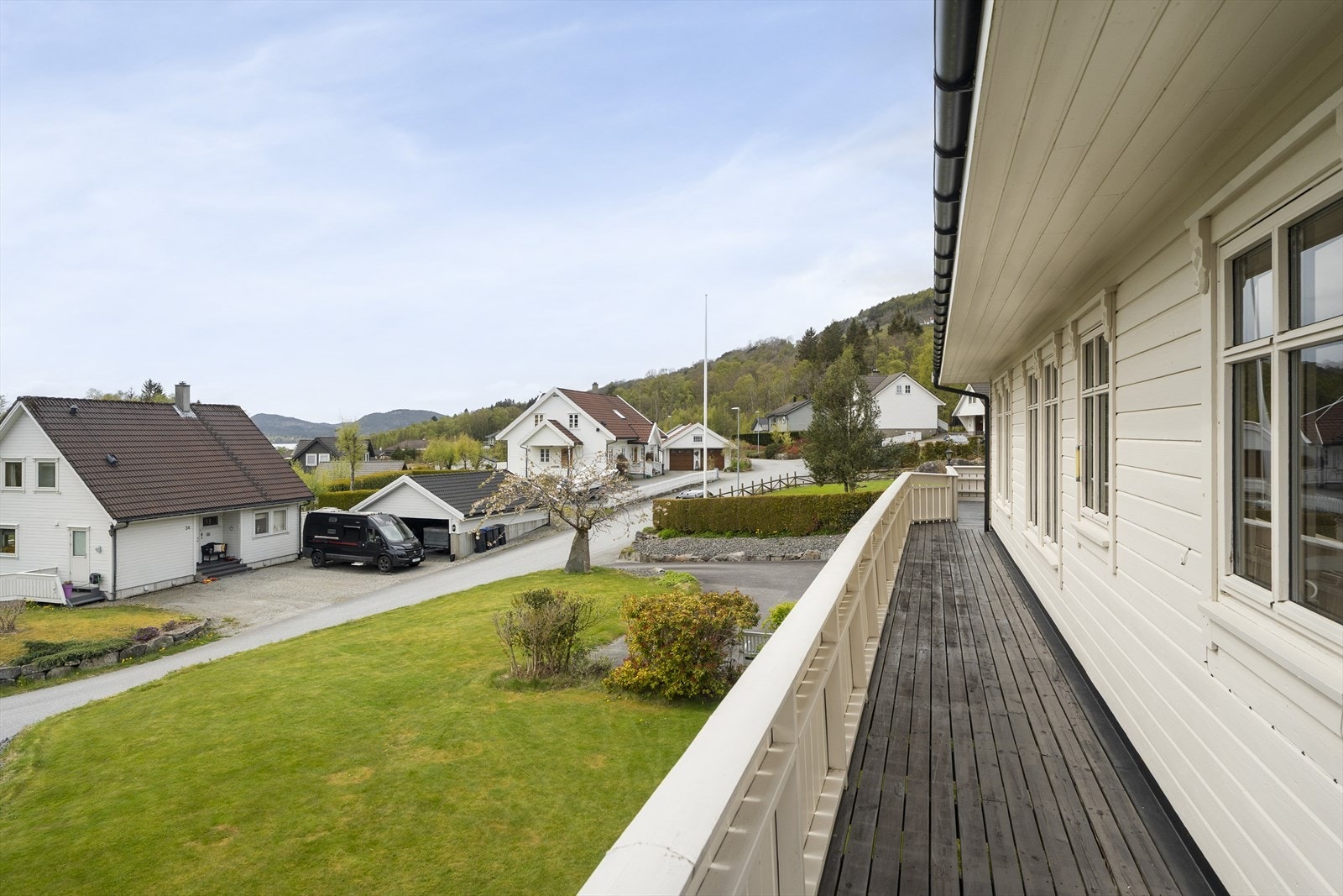 Hage med god boltreplass for familien, stort gårdsrom, dobbelgarasje på 49 kvm i flukt med eneboligen og terrasse rundt hele eneboligen med sol hele dagen og nydelig utsikt. Galleribilde