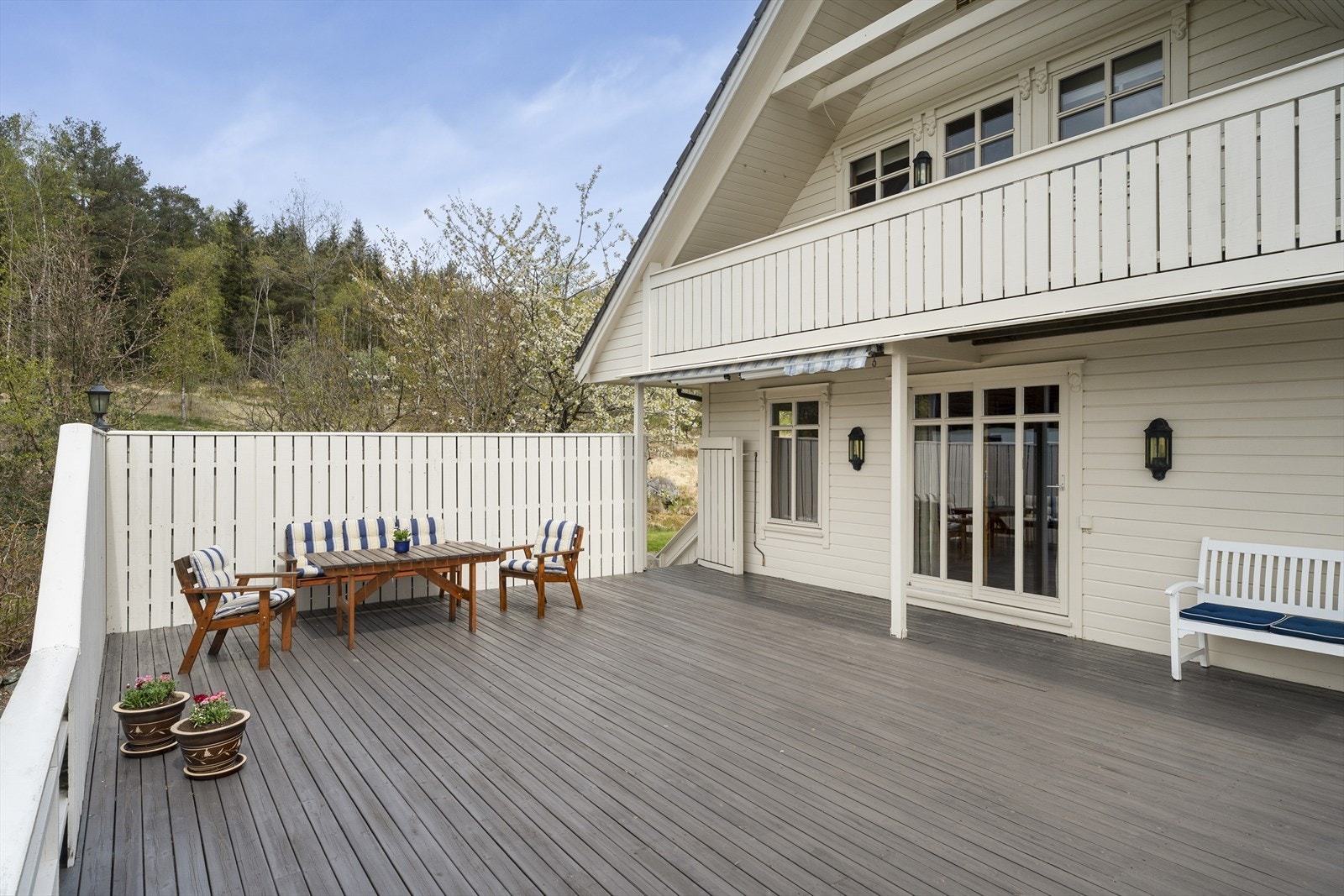 Terrasser med både utsikt og upåklagelige solforhold er heller ingen mangelvare med terrasse som går rundt eneboligens hovedetasje i alle himmelretninger. Galleribilde