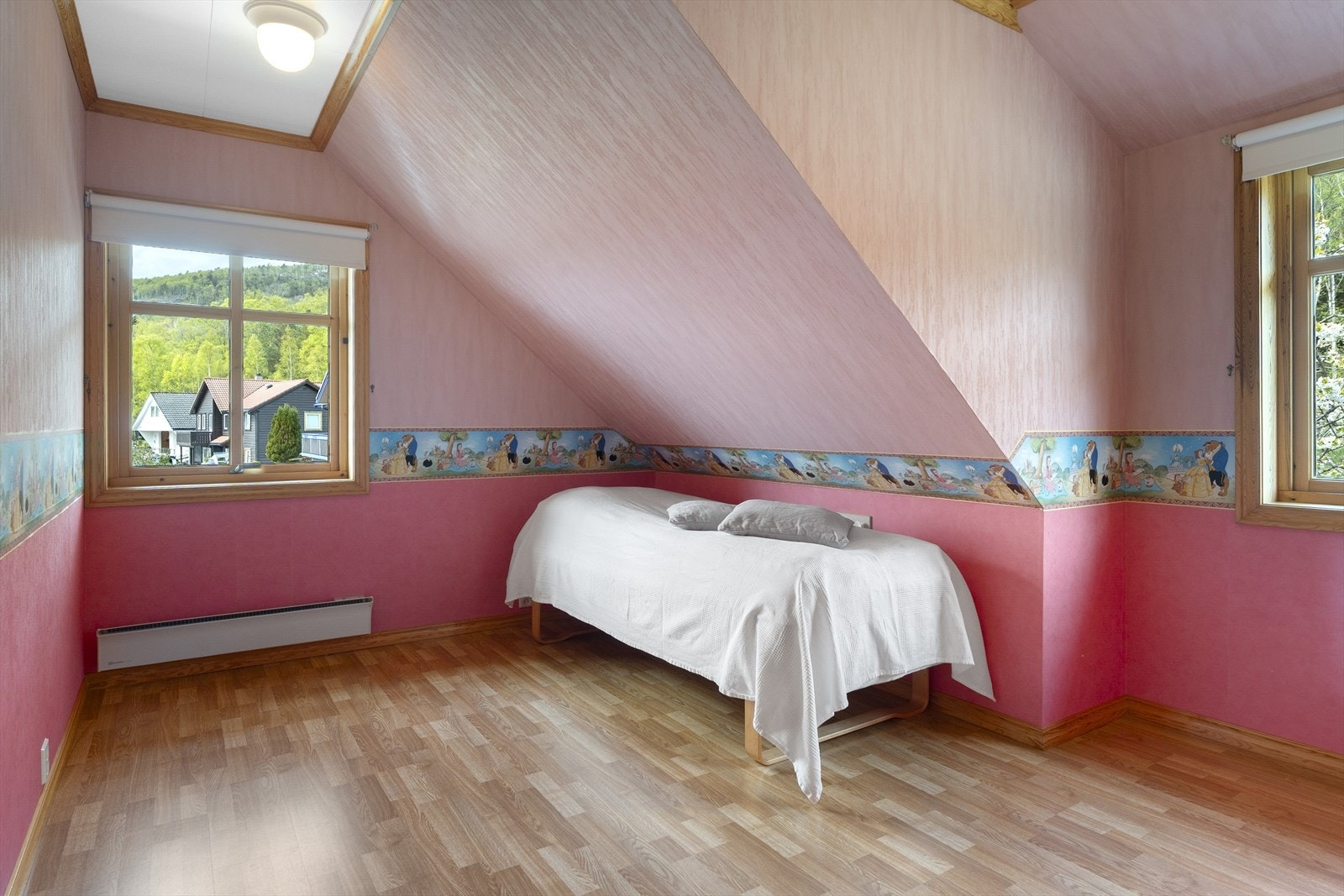 I denne eneboligen har en mulighet for å ha alle i familiens soverom i samme etasjen med tilhørende bad. Galleribilde