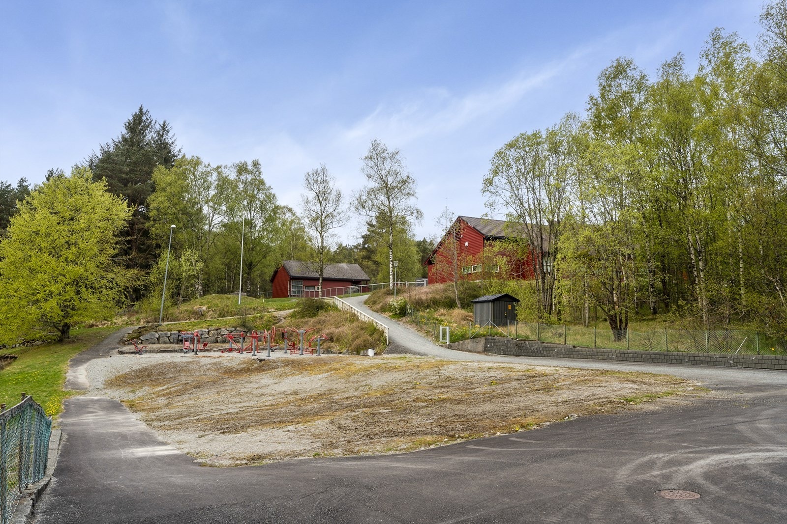Via gangvei gjennom skogen er det omtrent 370 meter til skole og barnehage. Galleribilde