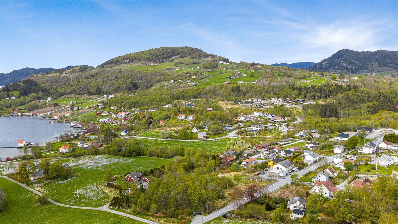 Fra eiendommen er det kort vei til sjøen og til butikken i Vikebygd, noe som gjør hverdagen både enkel og praktisk. Galleribilde