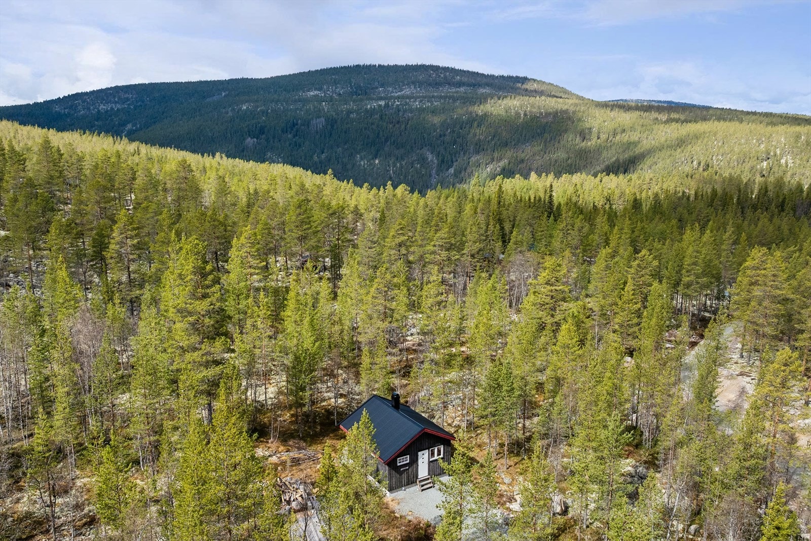 Eiendommen ligger usjenert til på en naturtomt, 591 meter over havet. Galleribilde