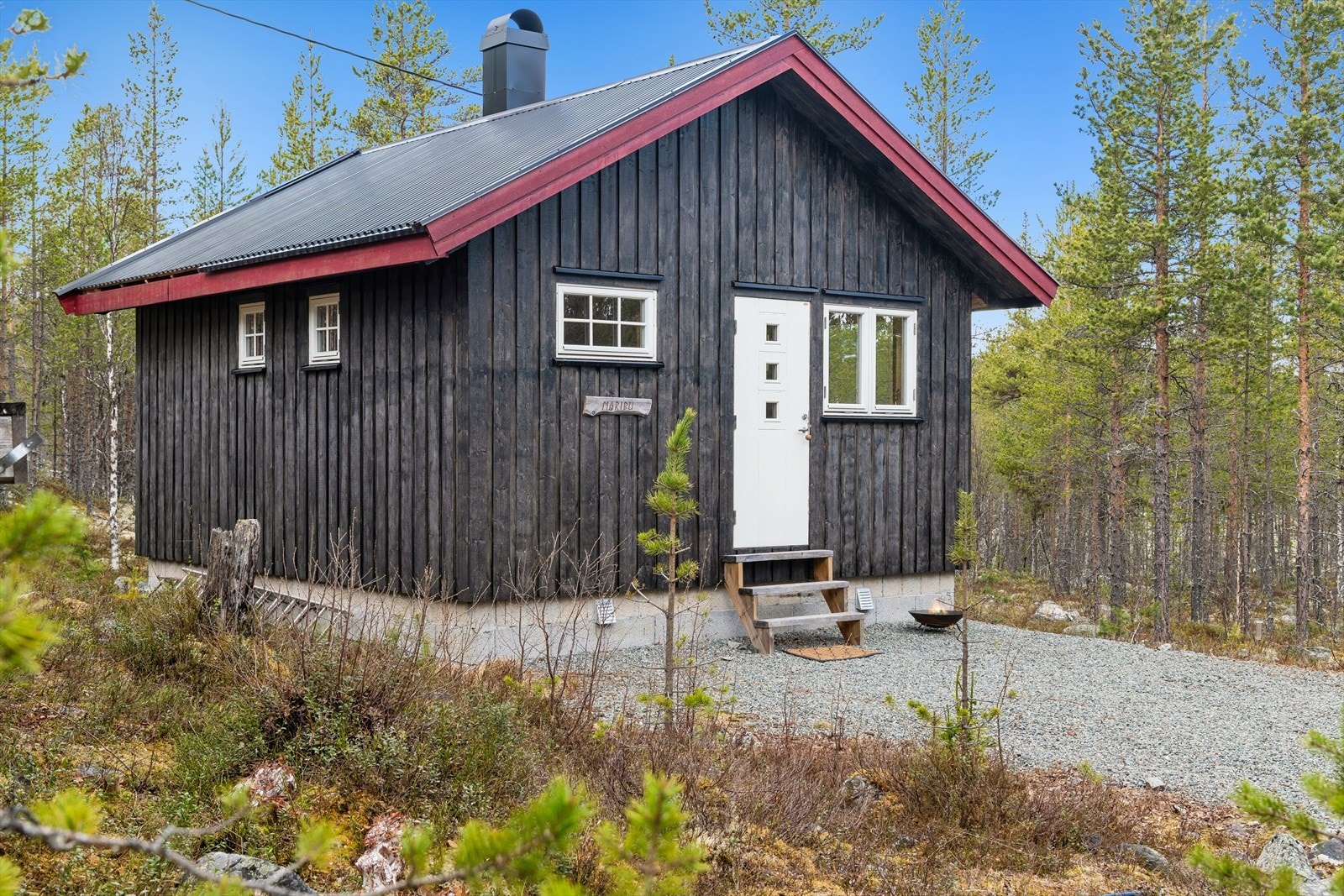 Fasaden har stående bordkledning, og taket er tekket med lakkerte stålplater. Galleribilde