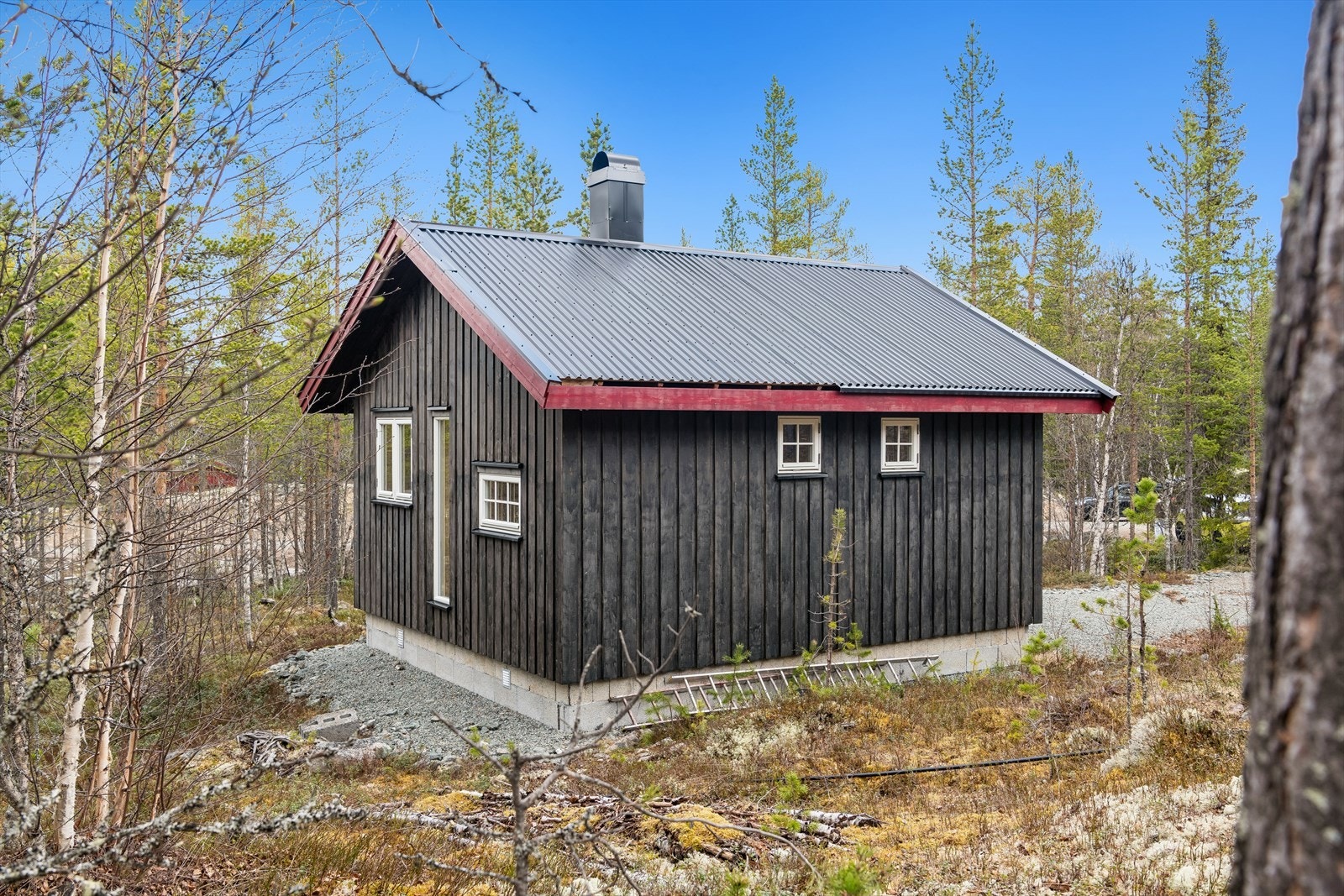 Eiendommen ligger fint til i naturskjønne omgivelser.
Kun tre minutters kjøring fra Renåfjellet Alpinanlegg. Galleribilde
