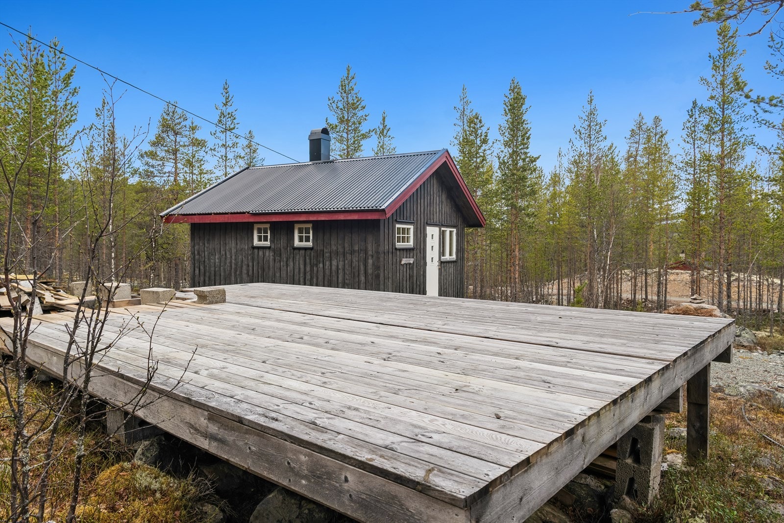 På eiendommen er det oppført/påstartet et plattformgulv/platting i tre. Galleribilde
