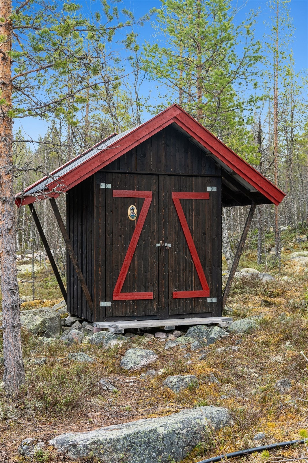 Frittstående uthus med bod og utedo. Galleribilde