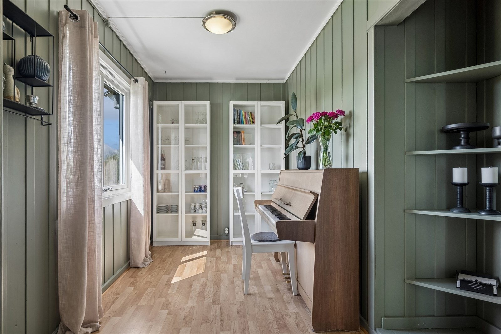 En del av stuen er innredet som en rolig krok, ideell for lesing eller som en liten arbeidsplass. Galleribilde