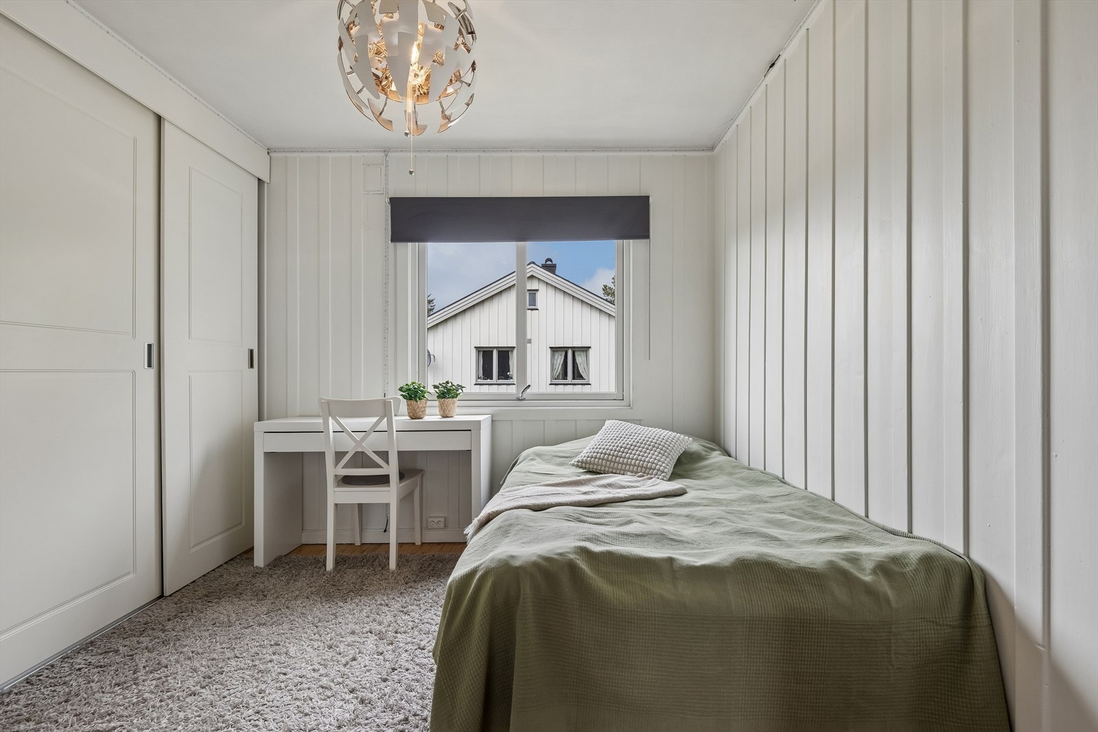 Soverom med plass til seng og skrivebord, samt garderobeskap. Galleribilde