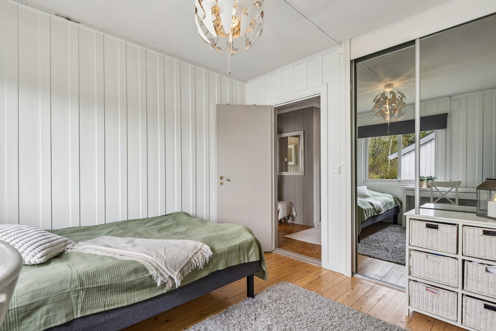 Skyvedørsgarderobe gir effektiv oppbevaring på soverommet. Galleribilde