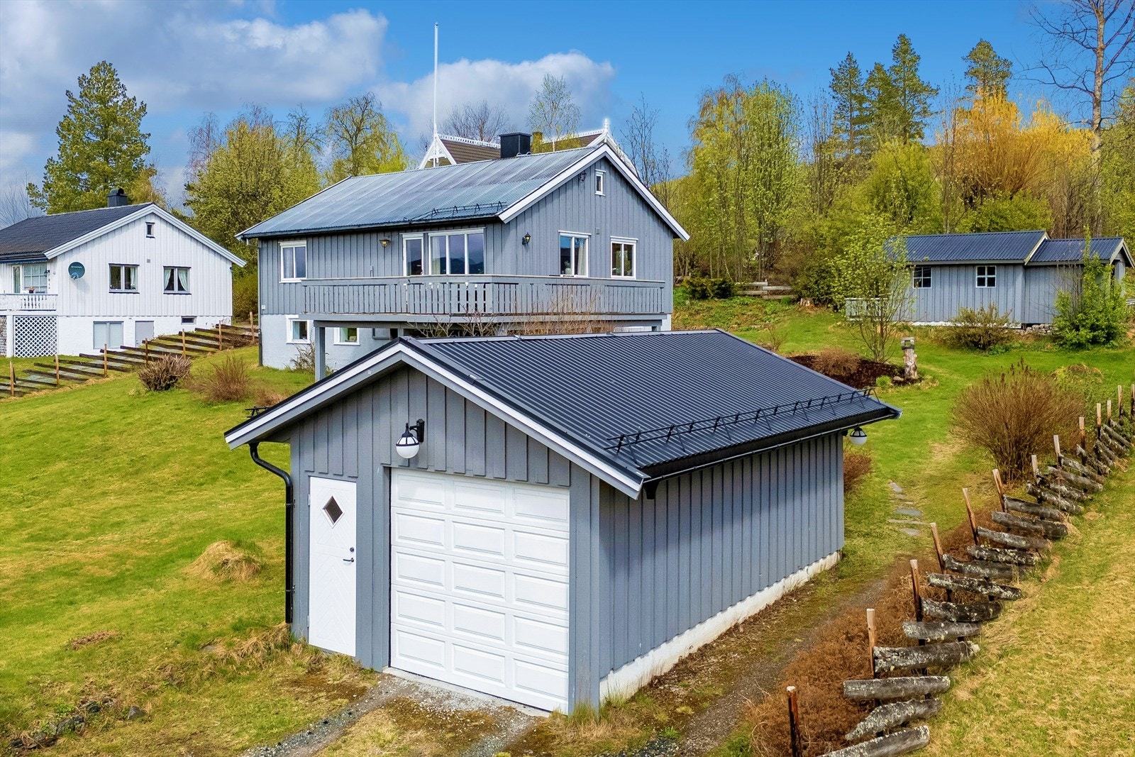 Enebolig fra 1959 med garasje fra 2010 og et separat uthus for ekstra lagring. Galleribilde