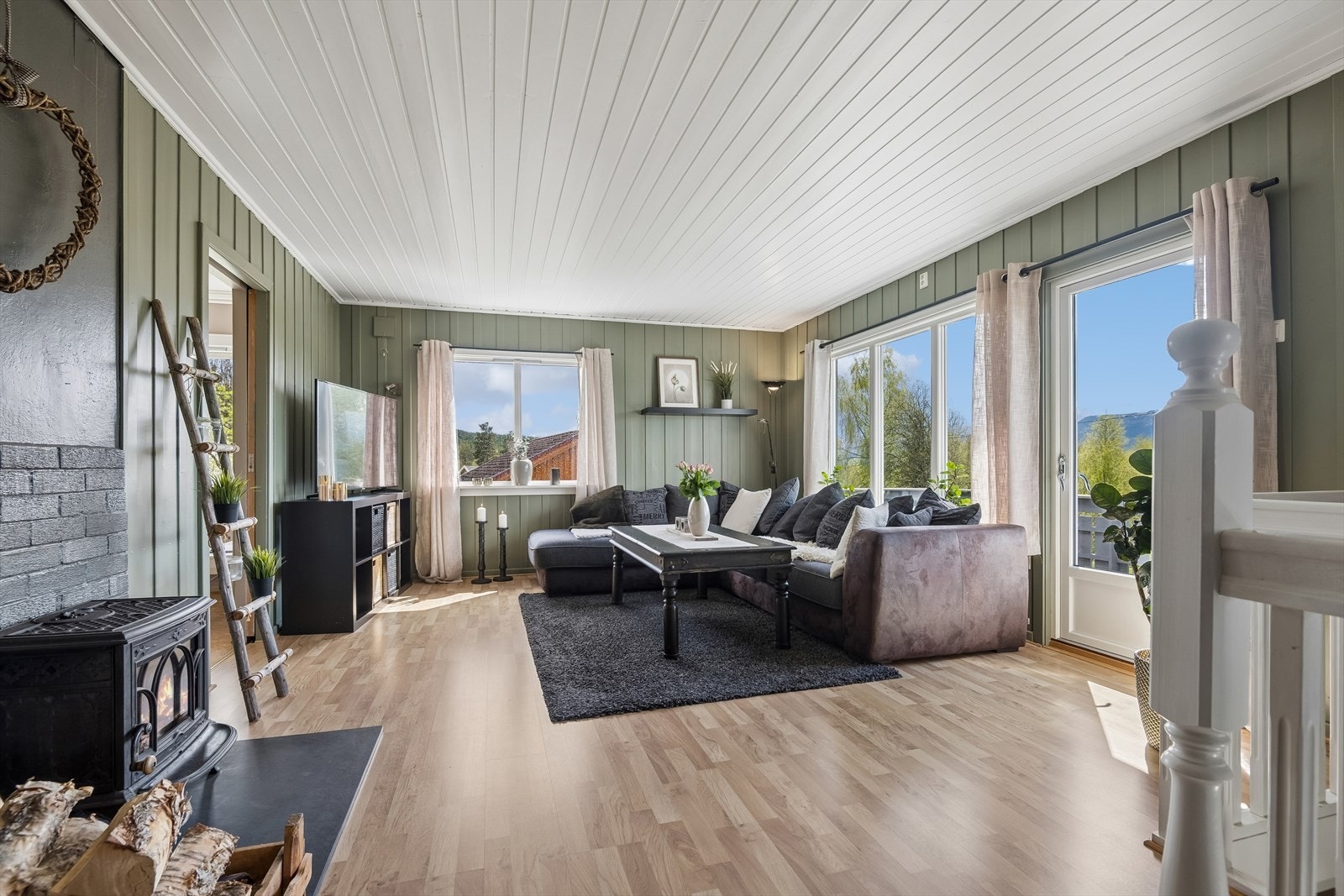 Romslig stue med plass til både sofagruppe og spisebord. Galleribilde