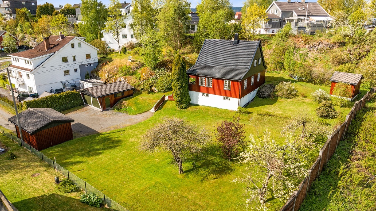 Den store, pent opparbeidede tomten gir et godt utgangspunkt for hageentusiaster og utendørsaktiviteter. Galleribilde