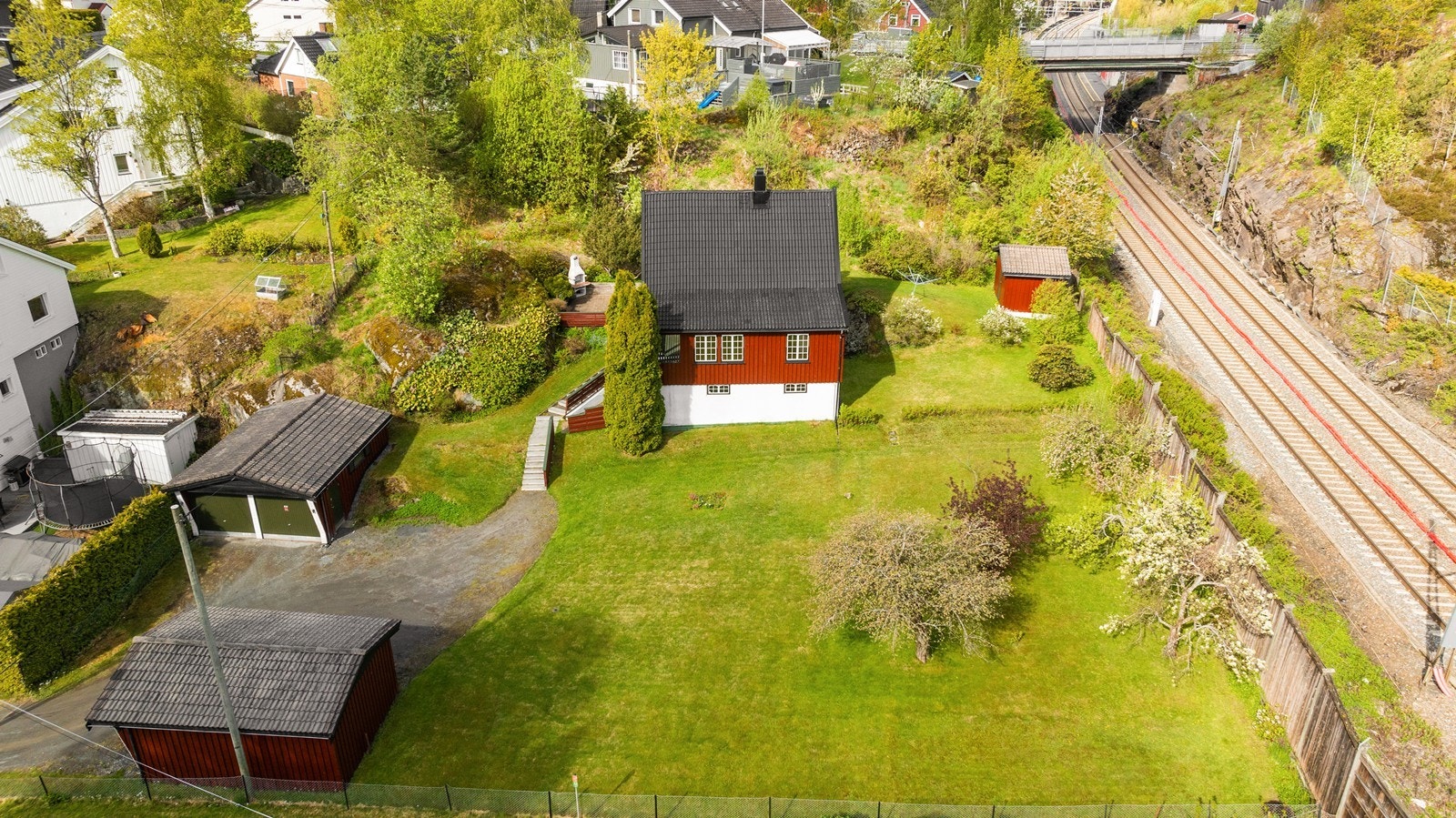 Eiendommen ligger kun fire minutters gange fra Hanaborg stasjon, med hyppige avganger mot Oslo og Lillestrøm. Galleribilde