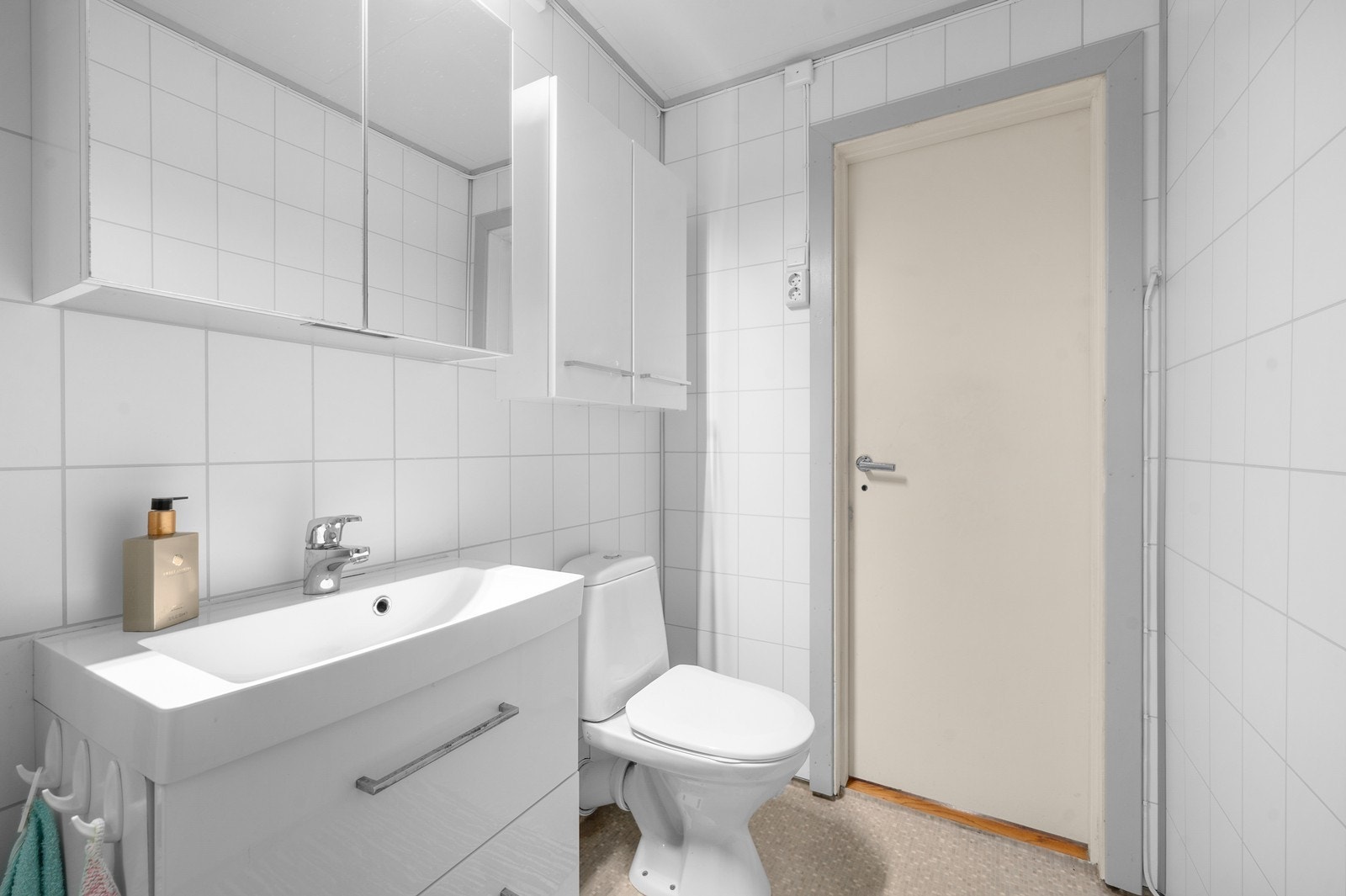 Badet i første etasje har belegg på gulv, våtromsplater på veggene og servant med innredning. Galleribilde