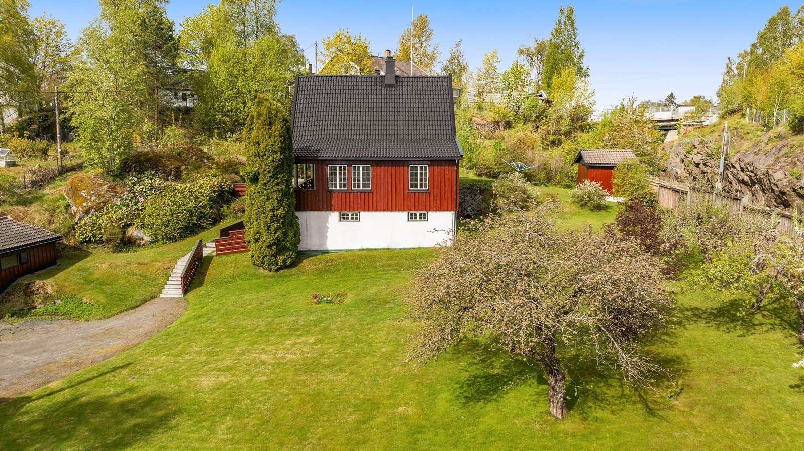 Hagen er opparbeidet med plen og beplantning, og har gode solforhold. Galleribilde