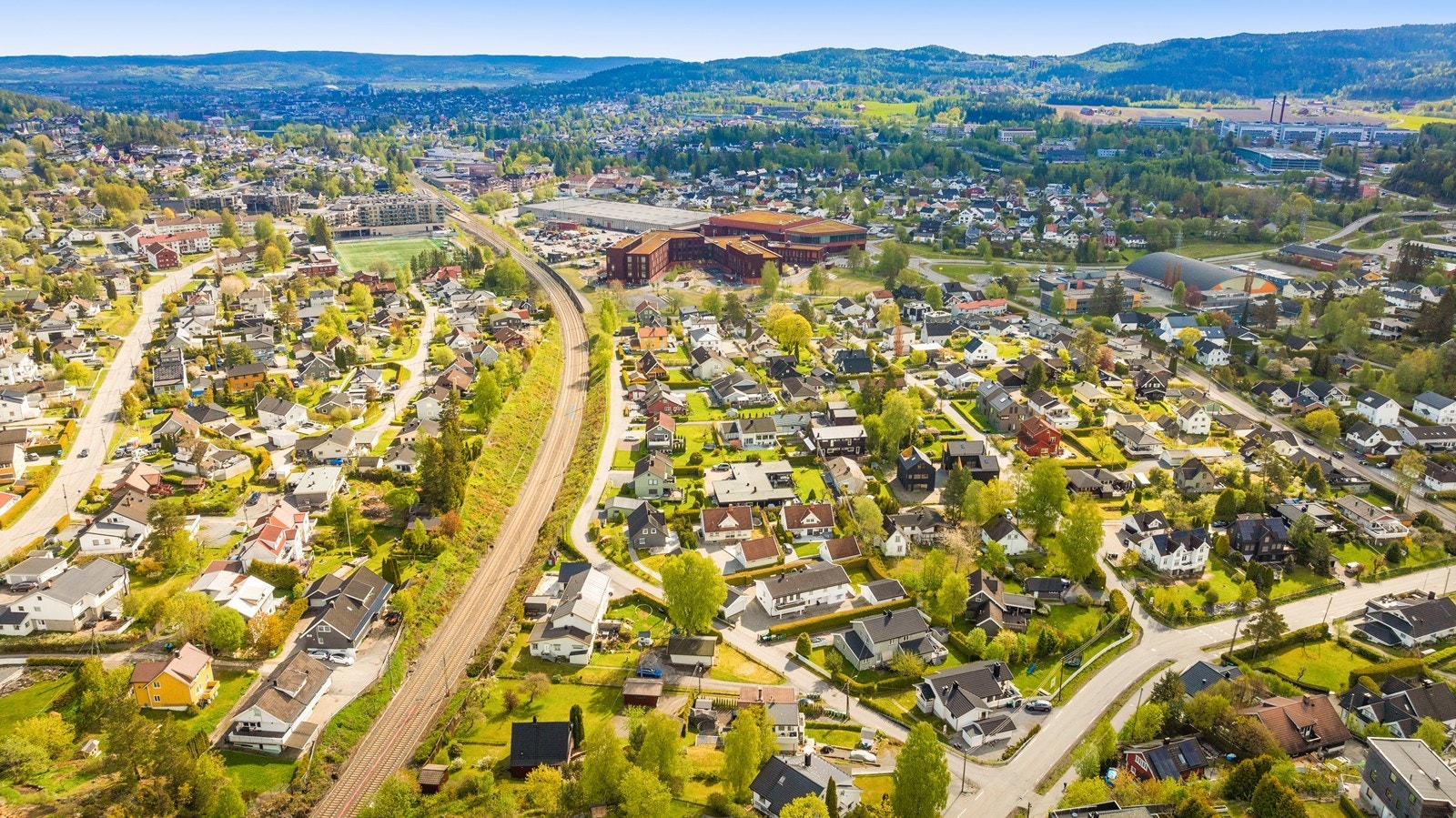 Med kort vei til skoler som nye Fjellhamar skole og Fjellsrud skole, er dette en praktisk beliggenhet for barnefamilier. Galleribilde