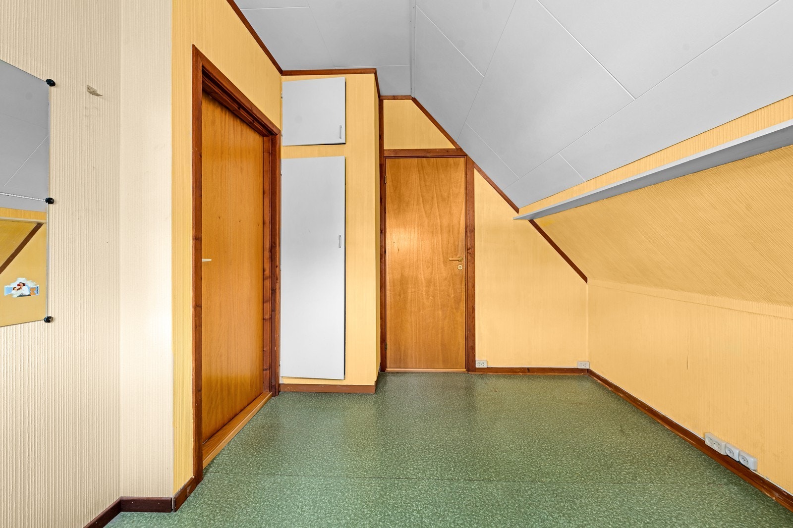 Det ene soverommet i andre etasje har skråtak som gir en lun atmosfære. Galleribilde
